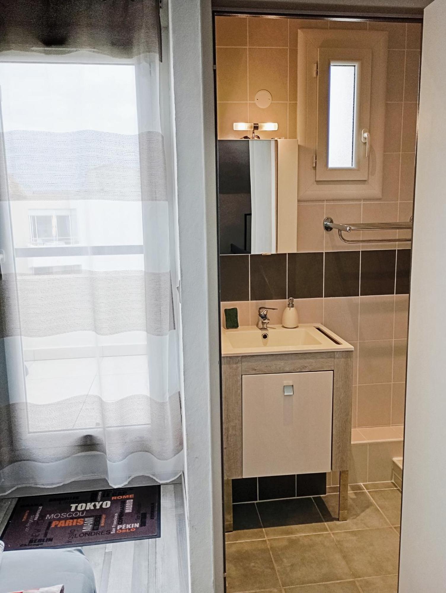 Grand Appartement Proche Port Et Plages, 6 A 8 Pers, 3 Chambres, Climatise Agde Exterior photo
